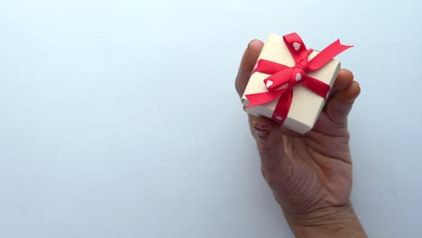 hand holding a small gift box