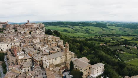 vista aérea de montepulciano, toscana con vistas a las tierras de cultivo vecinas