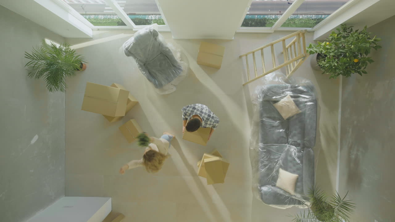 새로운 아파트에서 행복한 젊은 커플