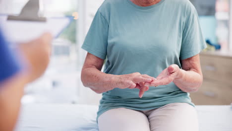 Physiotherapie-Untersuchung,-Hände-Und-ältere-Frau