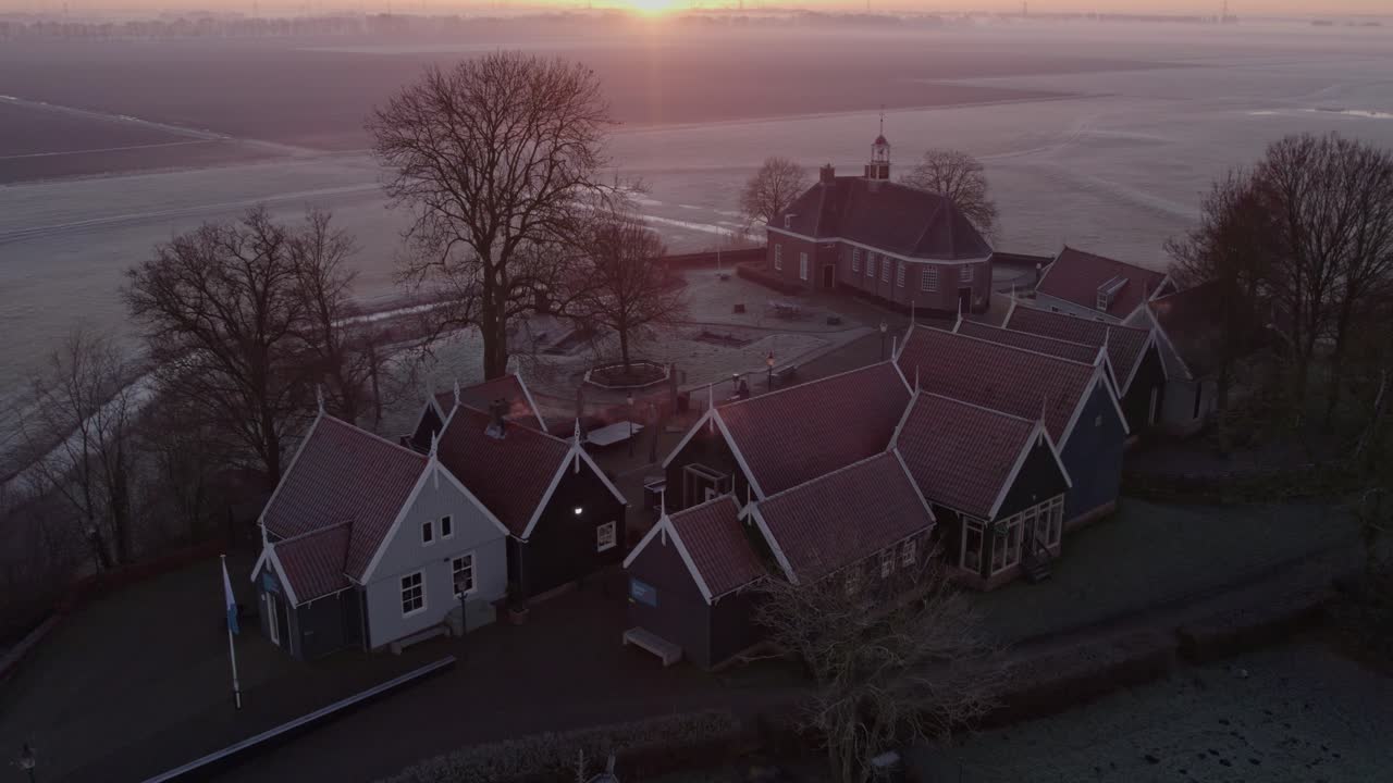 Solopgang over Schokland landsby med kirke og træer, luftperspektiv, Holland