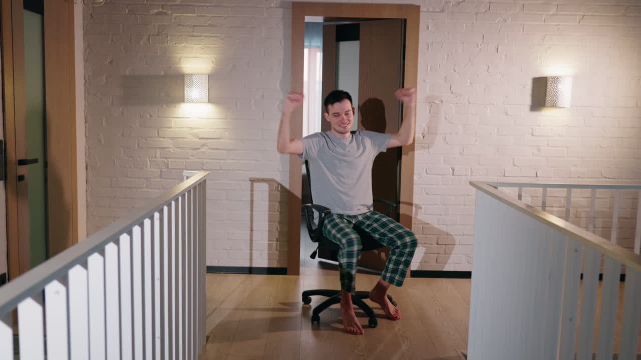 hombre en pijama estirándose en una silla