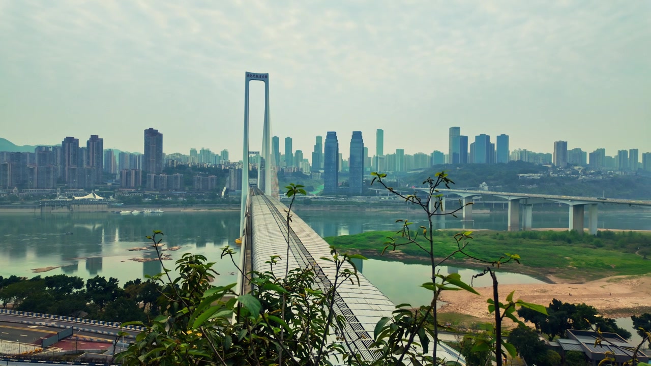 Panorama Jiefangbei za mostem Dongshuimen na rzece Jangcy w Chongqing w Chinach. - ujęcie z panoramowaniem w prawo.