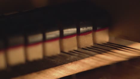 cerrar detalle de cuerdas de piano y martillos, video musical abstracto metraje artístico instrumento musical