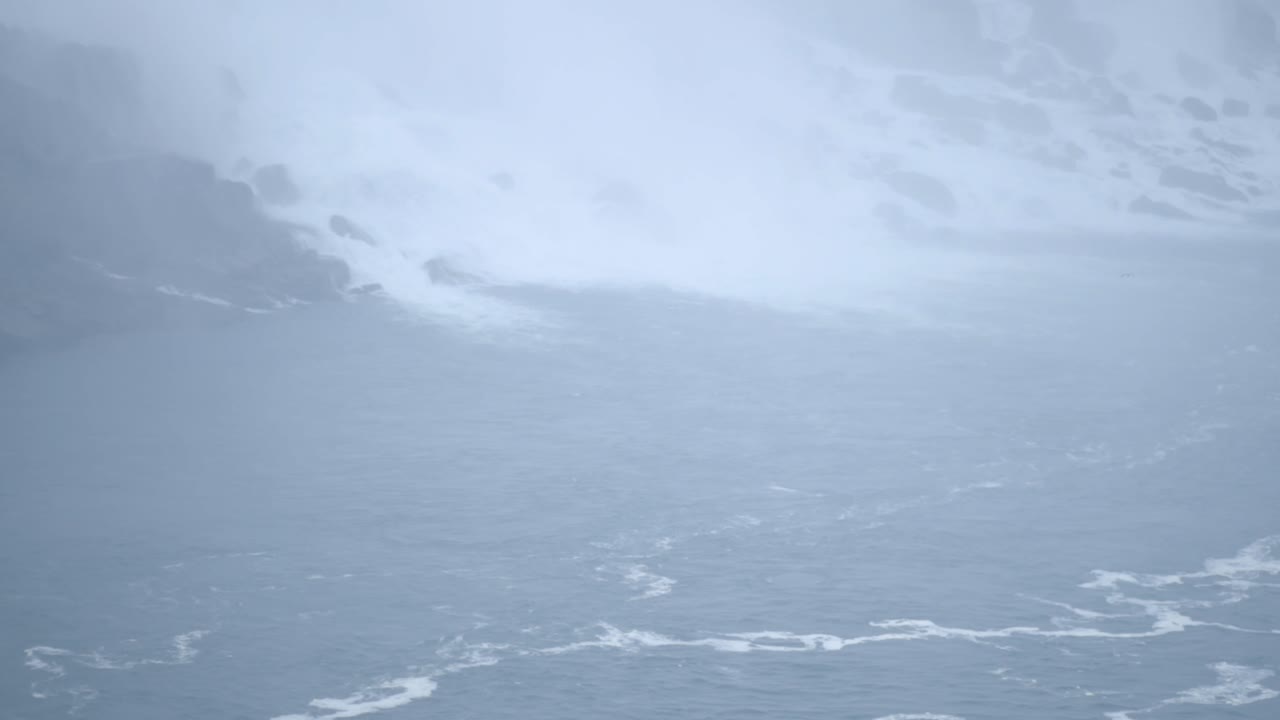 얼어붙은 나이아가라 폭포는 온타리오, 캐나다, 뉴욕, 미국의 경계에서 강을 흐르는 물입니다.