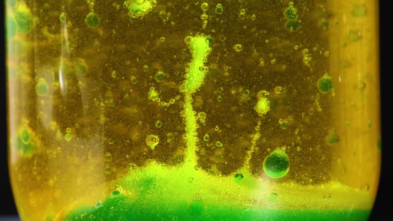 다채로운 액체 층 실험