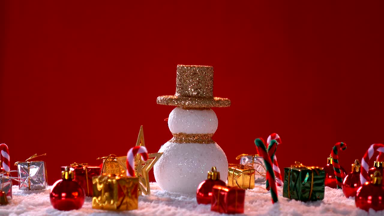 스노우맨과 선물 상자 장식은 새해 또는 크리스마스 휴가 국제에 눈에.