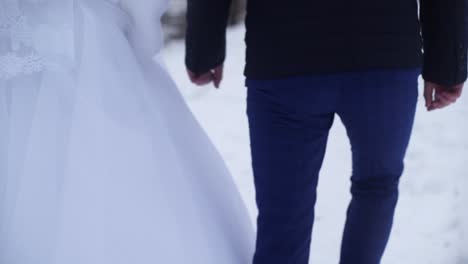 winter wedding couple