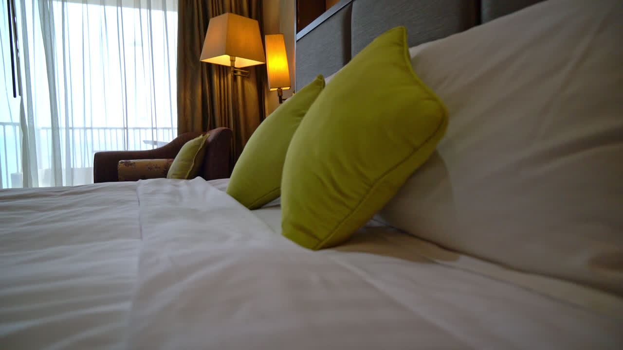 Cómoda decoración de almohadas en la cama en la habitación del hotel