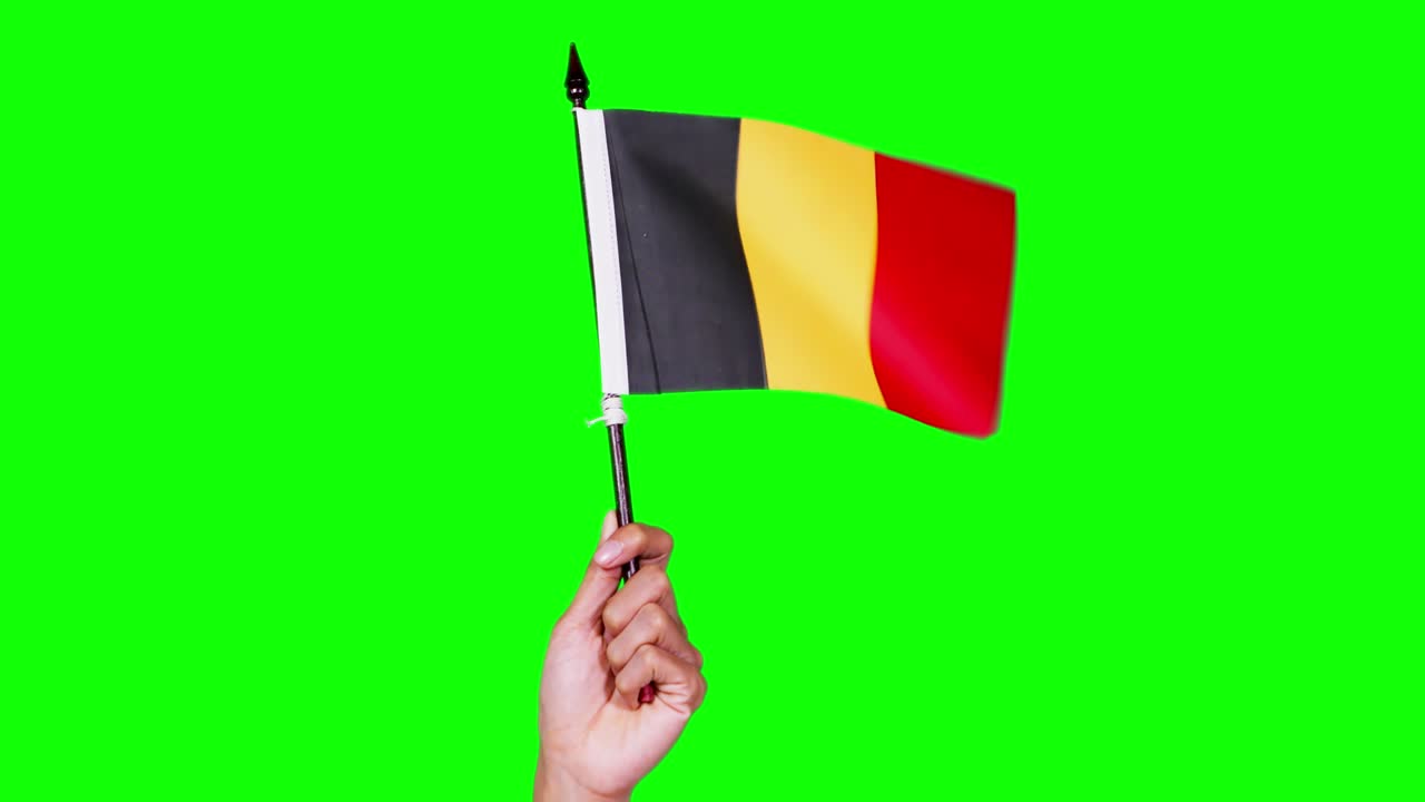 Mano umana che regge la bandiera del Belgio