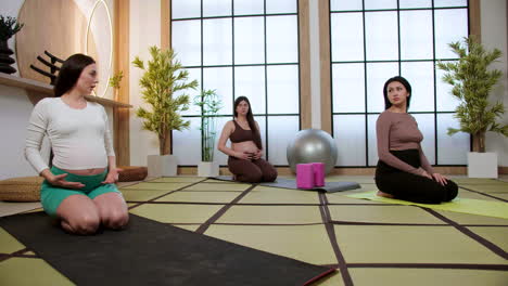 Mujeres-Haciendo-Yoga-En-El-Interior