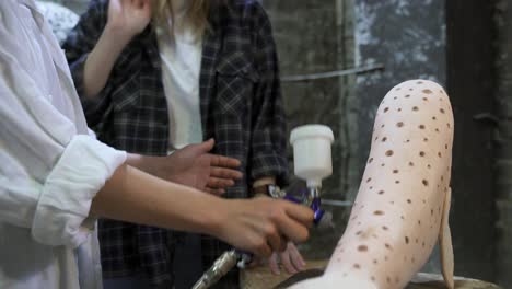 la creación de una figura esculpida con airbrush