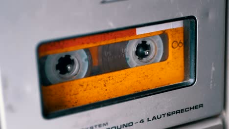 cinta de audio. grabador de cinta vintage reproduce cassette de audio insertado en él