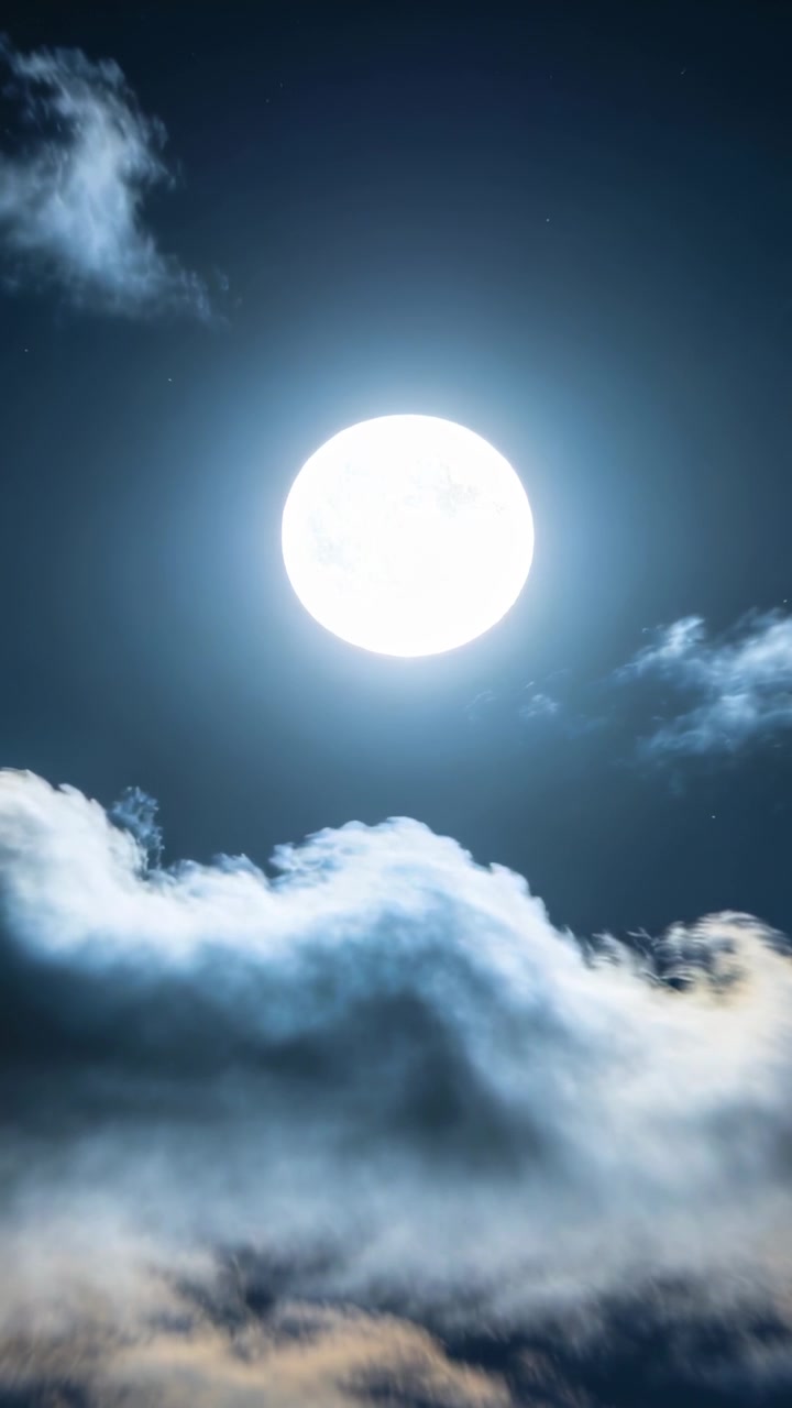 Vídeo vertical: Nuvens à deriva impulsionadas pelo vento revelando e obscurecendo a lua cheia no céu noturno, com brilho de halo.