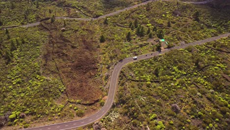 paseo bañado por el sol: una impresionante vista aérea de la sinuosa carretera desde santiago del teide hasta los acantilados de los gigantes