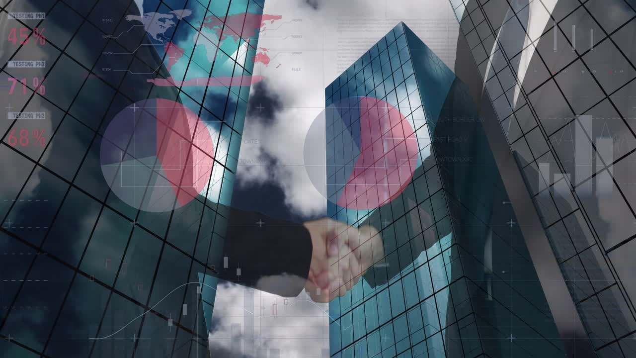 Animazione di dati finanziari e grafici su persone d'affari di etnie diverse che si stringono la mano e grattacieli.