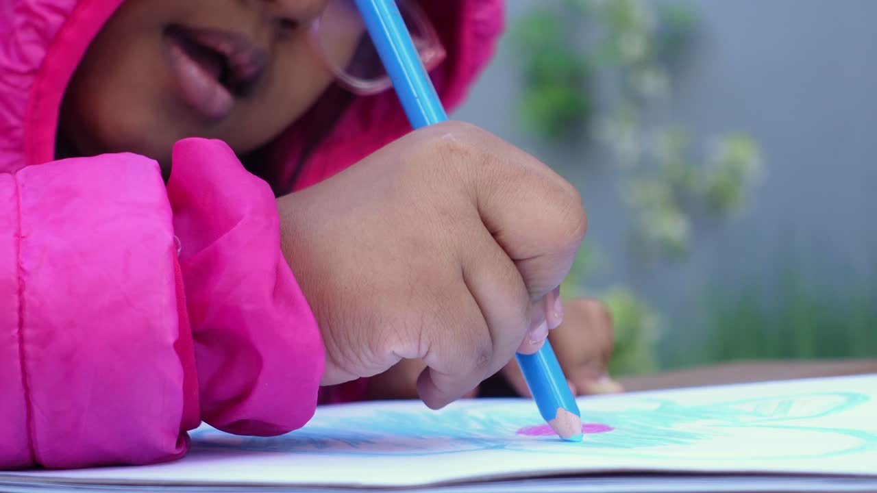 색의 연필로 그림을 그리는 아이