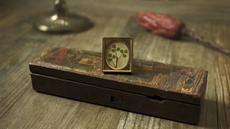 caja de lápices de colores antiguos con movimiento de seguimiento lento