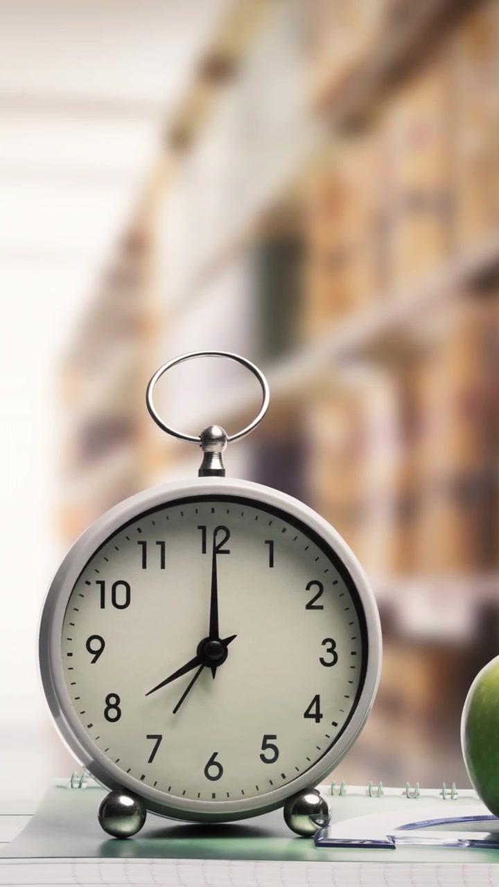 Animación de útiles escolares y un reloj con libros en fila de fondo