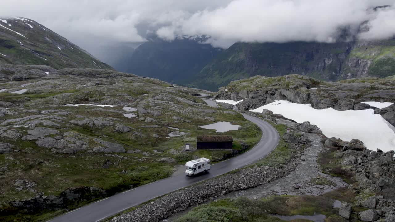dji air 2s에서 촬영된 노르웨이 산악 도로의 awerial 샷 | 게이랑에르 | 트롤스티겐