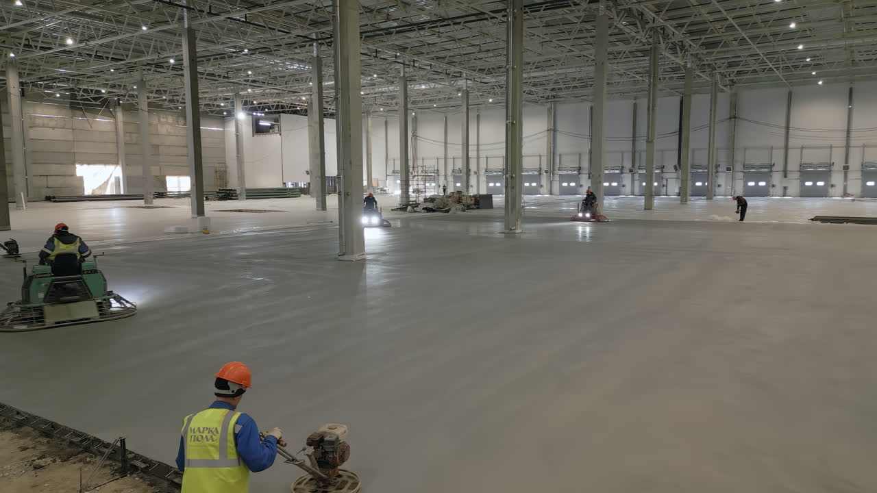 бетонный пол в большом складе