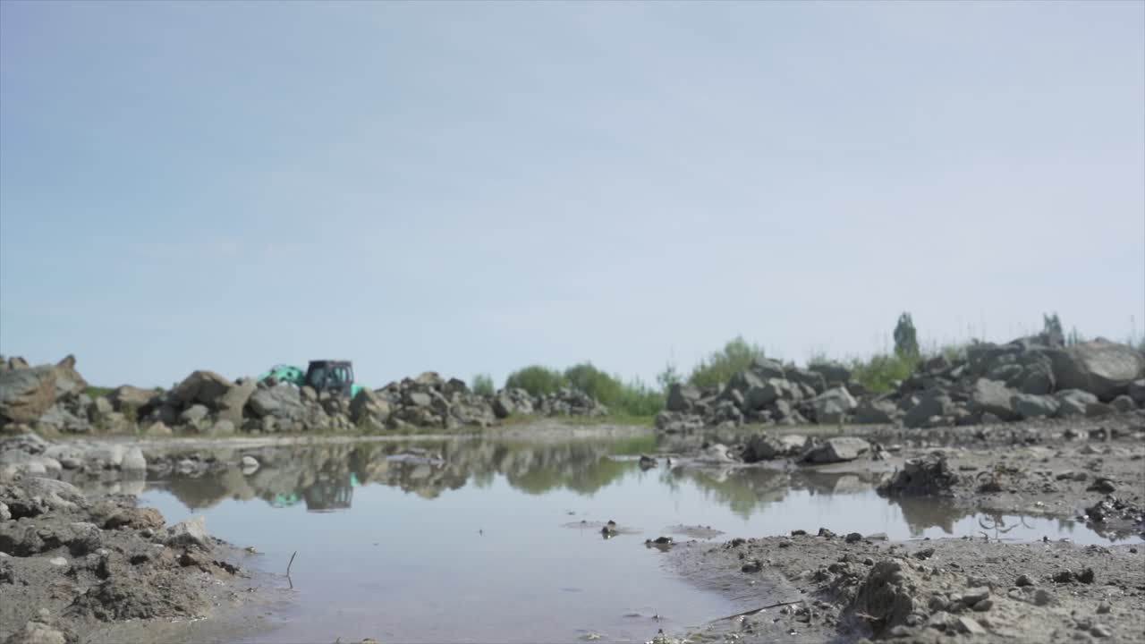 버려진 건설 현장의 웅덩이