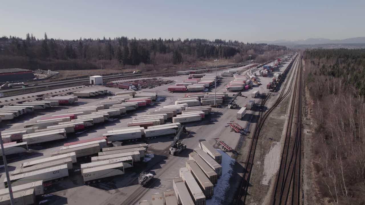 캐나다 밴쿠버 물류 센터의 스태커 트롤리에 도달