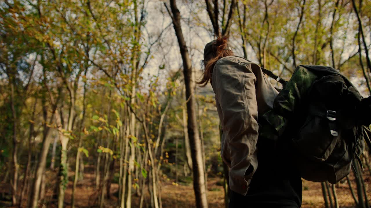 목적지인 포겔베르그에 도달하기 위해 처녀 자연을 탐험하는 남자