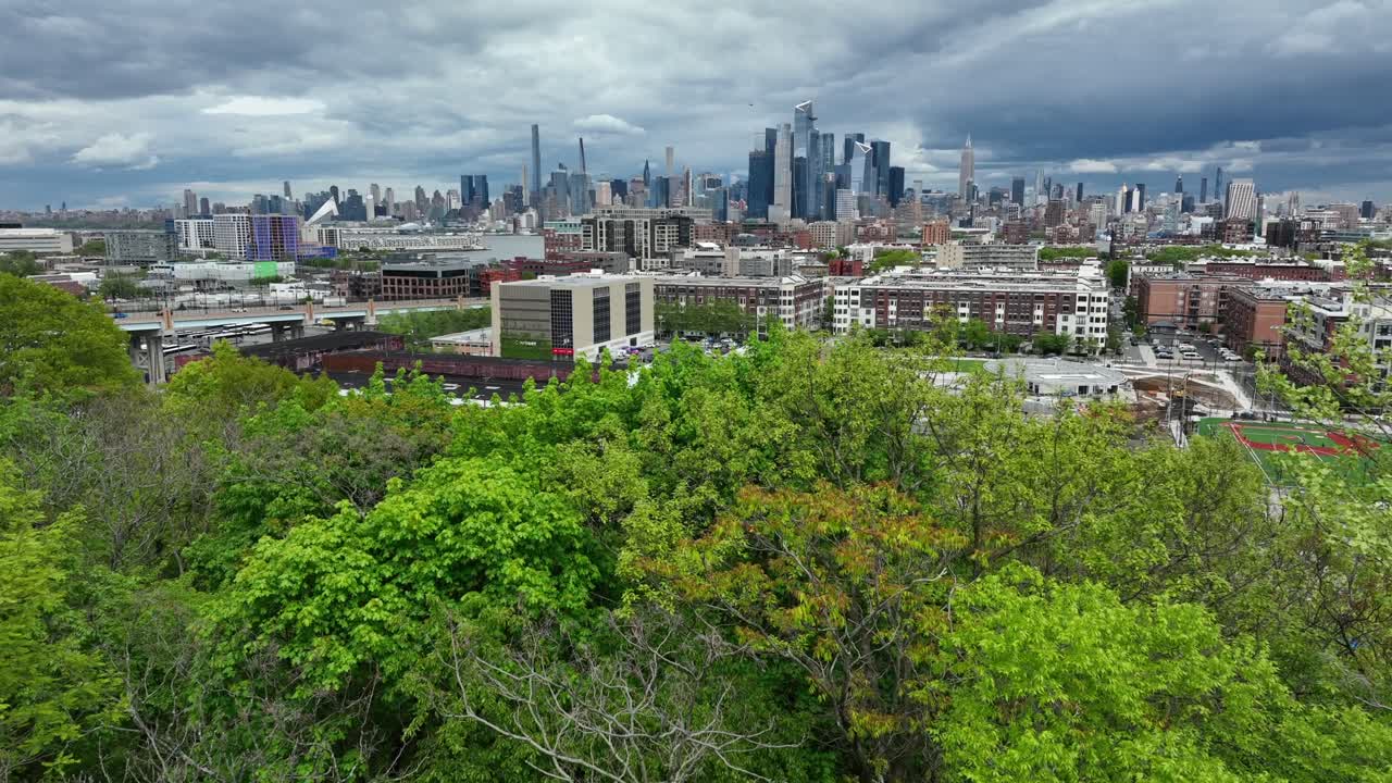 el horizonte del centro de manhattan, nueva york, visto desde hoboken, nueva jersey, estados unidos.