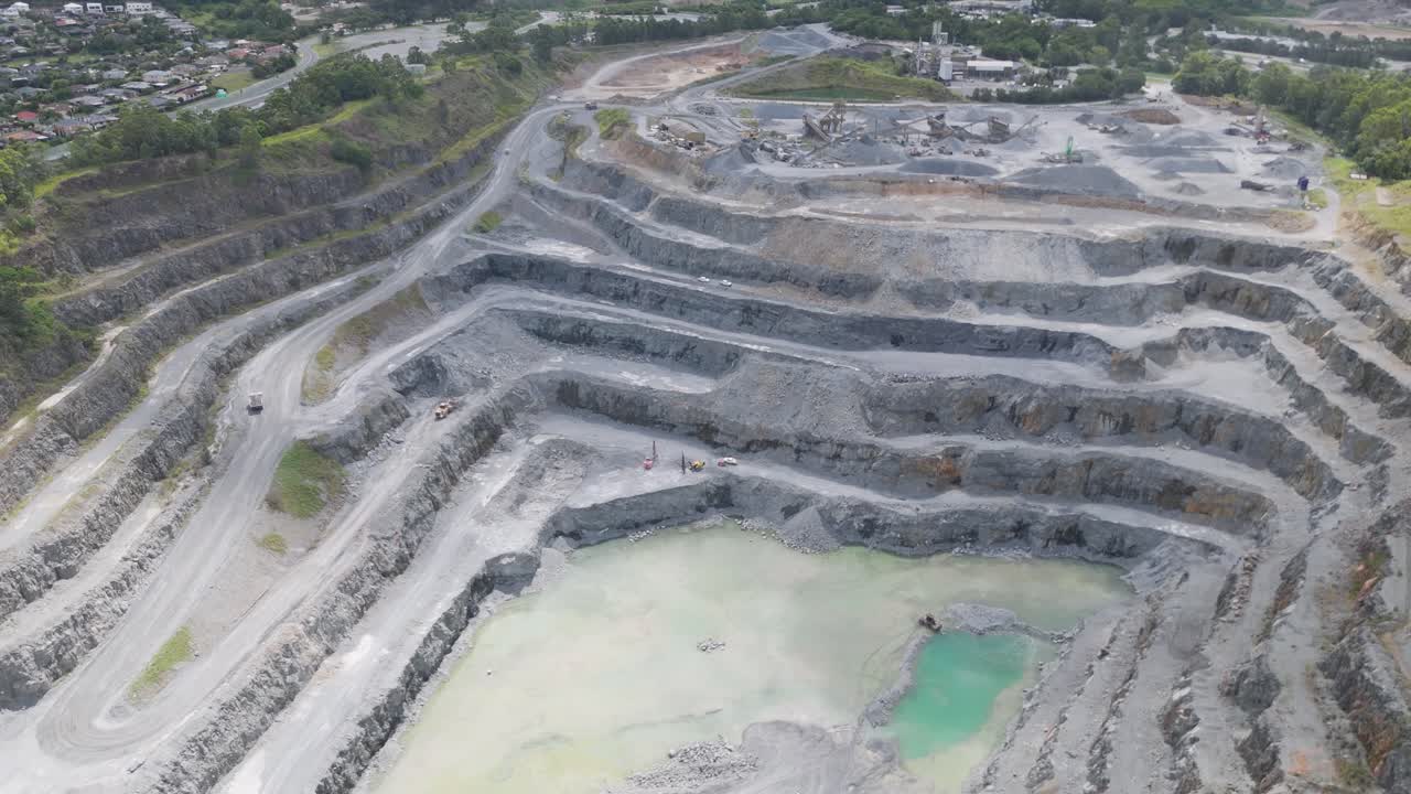 광산과 주변 풍경의 공중 사진