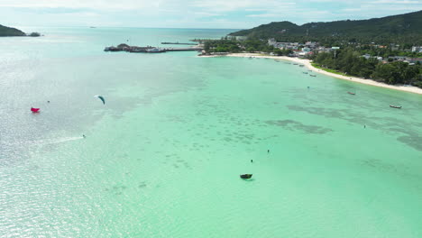 Gente-Explorando-Y-Practicando-Kitesurf-En-La-Hermosa-Laguna-Paradisíaca-De-Koh-Phangan,-Tailandia