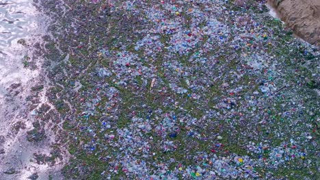 contaminación extrema como la basura y la basura humana se lava en la costa, aérea