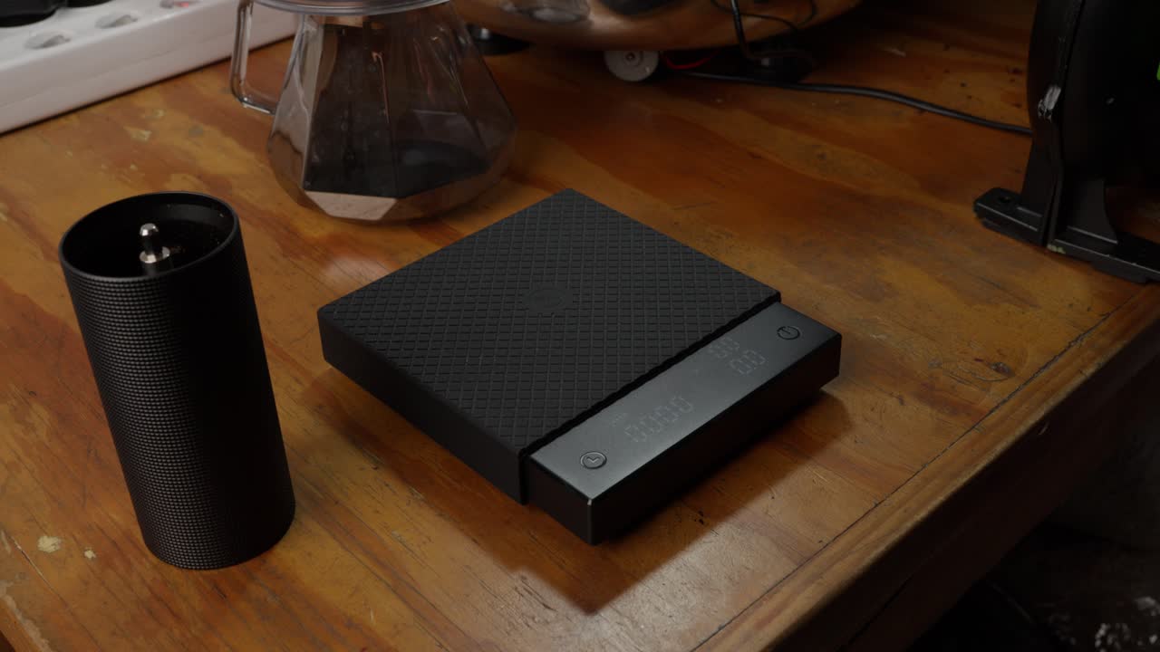 escala de medición de molino digital negro para granos de café mesa de madera