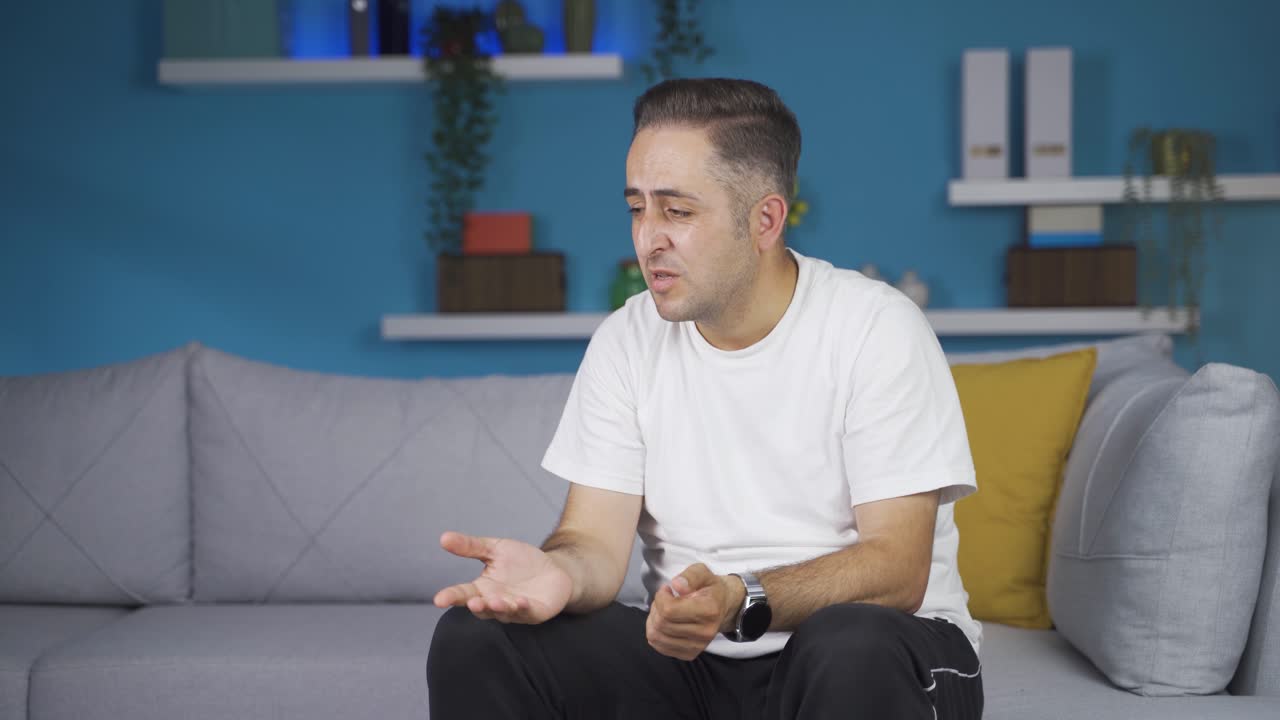 슬프고 슬픈 추억을 생각하는 사람.