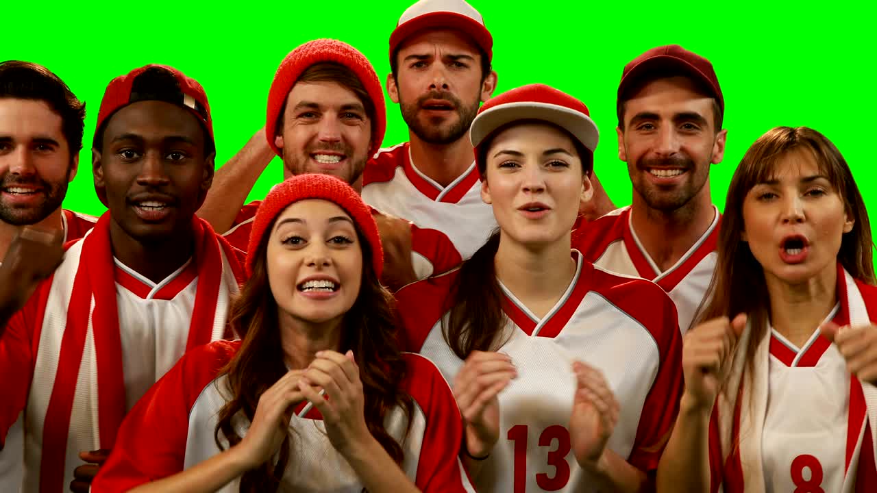 grupo de amigos viendo un partido de fútbol