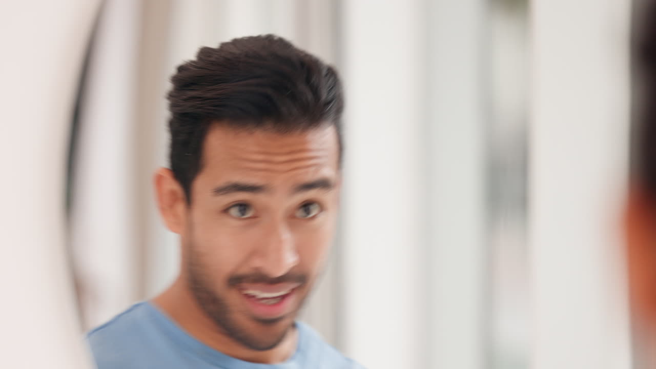 욕실 거울에서 춤추고, 행복하고 잘생긴 남자