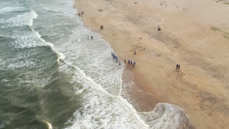 Eine-Gruppe-Von-Menschen,-Die-Den-Strand-In-Ecr-Chennai-Ausnutzen