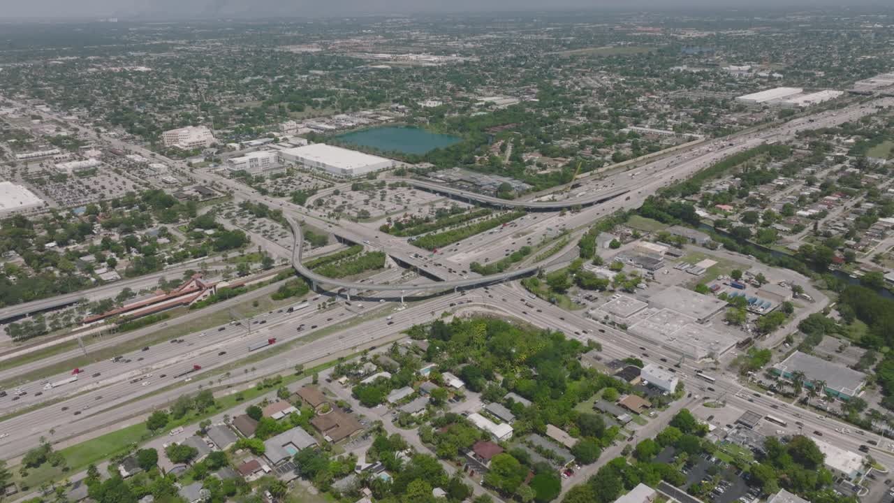 바쁜 고속도로와 함께 파노라마 뷰
