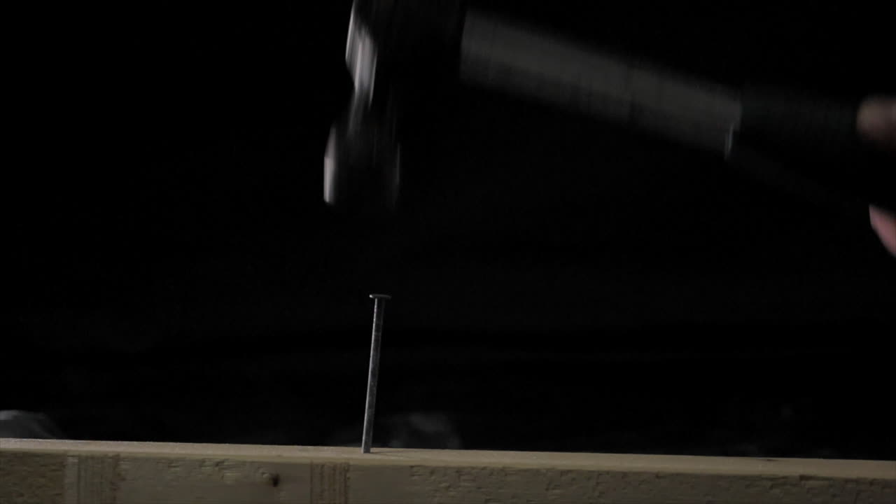 Conficcare un chiodo nel legno: fotografia ad alta velocità.