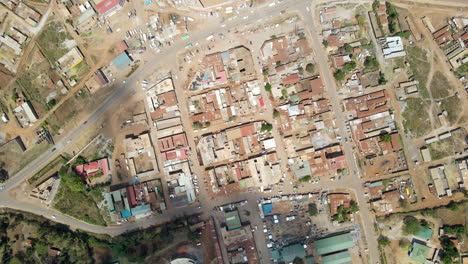 antena de arriba hacia abajo del tráfico conduciendo a través de un pequeño pueblo en kenia