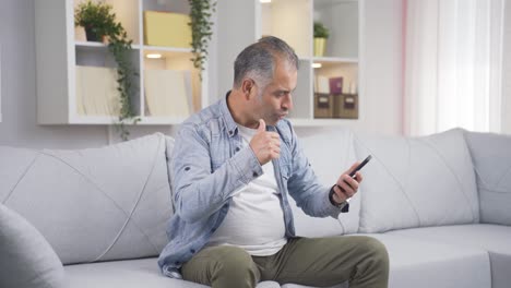 el hombre enamorado se excita con el mensaje telefónico entrante.