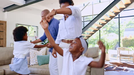 Madre,-Padre-E-Hijos-Bailan-Juntos-En-Casa