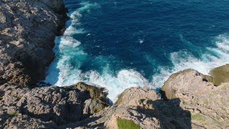 rocas y olas costeras