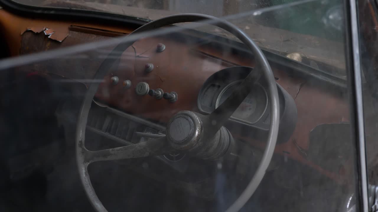 toma panorámica desde la ventana ligeramente abierta del coche viejo, fiat 500, bangkok, tailandia