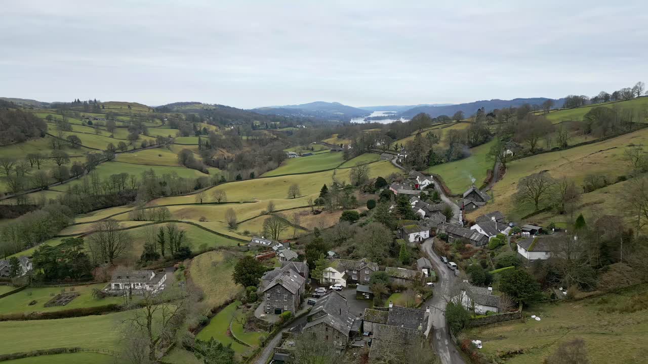 imágenes cinematográficas de drones aéreos del pequeño pueblo de troutbeck es un pueblo y una antigua parroquia civil, ahora en la parroquia de los lagos, en el distrito de south lakeland en cumbria, inglaterra