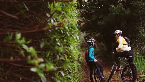 Pareja-De-Ciclismo-De-Montaña-Chocando-Esos-Cinco