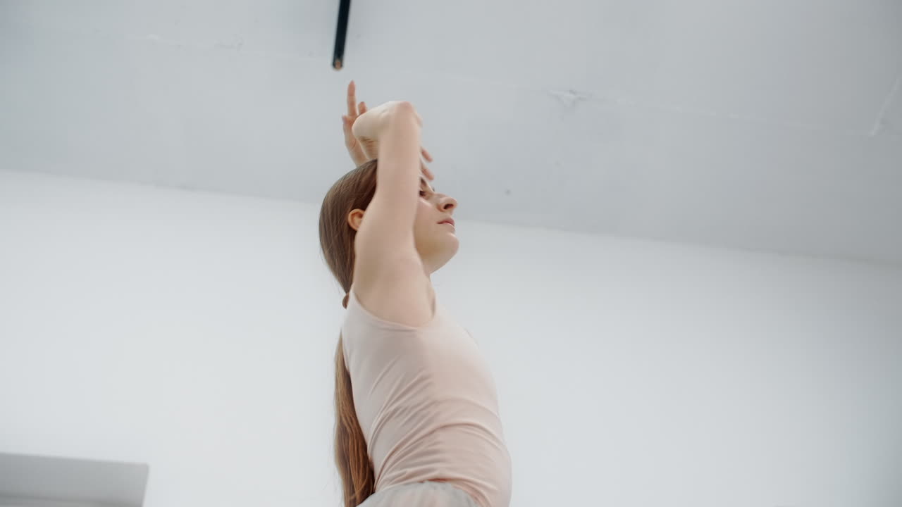 연습하는 발레 댄서