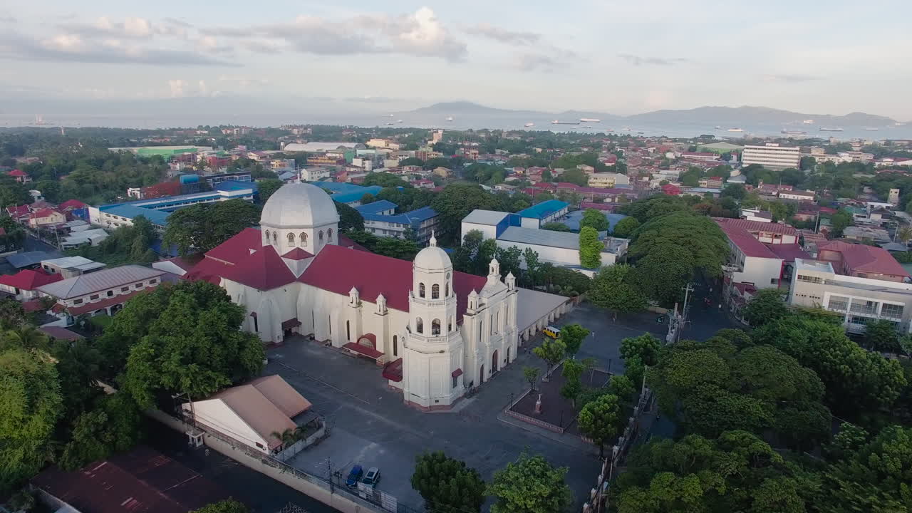 성모 마리아 축일의 아름다운 성당의 경치 좋은 드론 전망은 필리핀 바탕가스 시에 있는 작은 성당입니다.