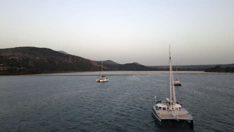 Puente-Bosset,-Turistas-Paseantes-En-La-Bahía-De-Argostoli-En-Grecia,-Hora-Azul