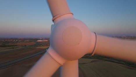 primer plano de una pala de turbina eólica al amanecer o al atardecer